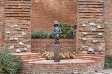 1944 Varşova Ayaklanması 'nda savaşan bir çocuk kahraman olan Küçük İsyancı' nın sembolik anıtı, Varşova, Polonya
