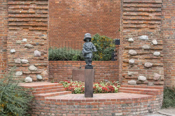 Symbolická památka malého povstalce, dětského hrdiny bojujícího ve Varšavském povstání 1944, Varšava, Polsko — Stock fotografie