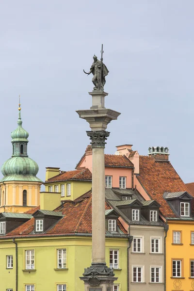 17世紀ポーランド・ワルシャワの王宮前の城広場にあるシギスムント柱 — ストック写真