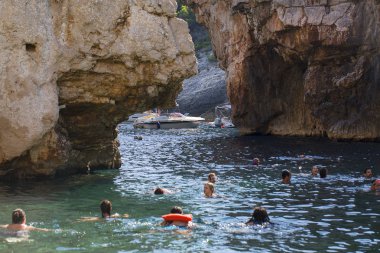 Adriyatik Denizi 'ndeki Stiniva Körfezi manzarası, suda yüzen insanlar, Vis Adası, Vis kasabası, Hırvatistan