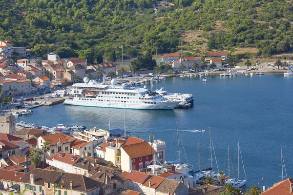 Vista della città e del porto con traghetto passeggeri che collega Spalato e Vis, isola di Vis, città di Vis, Croazia — Foto Stock