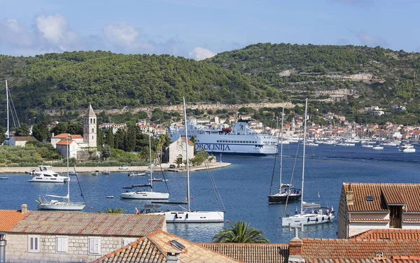 Vista della città e del porto con traghetto passeggeri che collega Spalato e Vis, isola di Vis, città di Vis, Croazia — Foto Stock