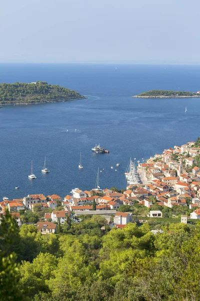 Vista aerea sulla città e sul mare Adriatico, architettura tipica mediterranea, isola di Vis, Croazia — Foto Stock