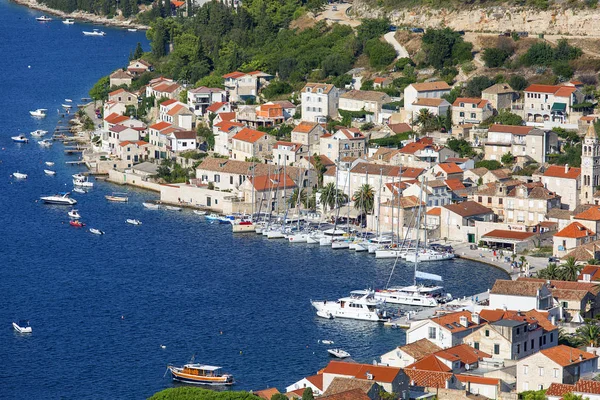 Vista aerea sulla città, tipica architettura mediterranea, porto per yacht e navi, isola di Vis, Croazia — Foto Stock