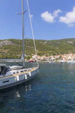 Adriyatik Denizi 'ndeki liman manzarası, demirlemiş yelkenliler ve eski binalar, Komiza, Vis Adası, Hırvatistan