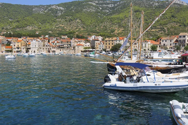 Widok na port nad Adriatykiem, zacumowane łodzie i stare budynki, Komiza, Wyspa Vis, Chorwacja — Zdjęcie stockowe