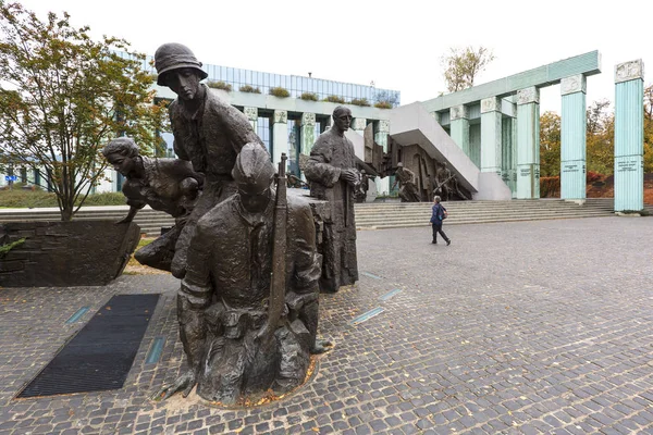 Varsói felkelés emlékműve a lengyel legfelsőbb bíróság előtt, Krasinski tér, Varsó, Lengyelország — Stock Fotó