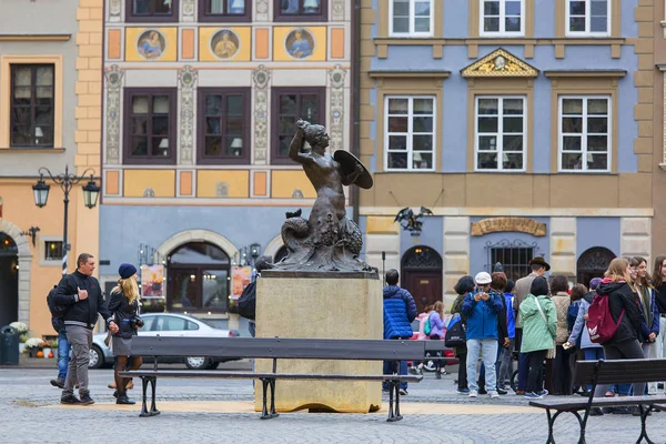 Estatua de sirena en Old Town Market Place, Varsovia, Polonia — Foto de Stock