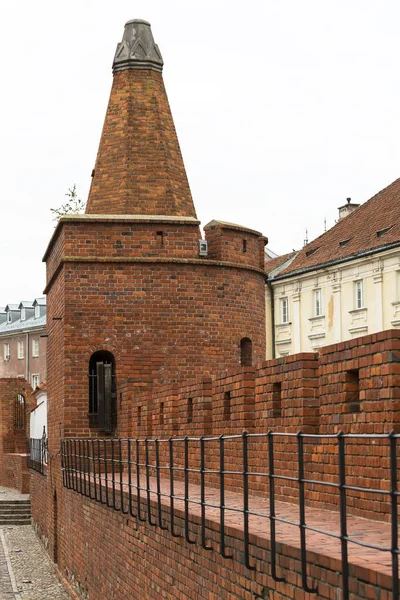 Варшавський барбакан XVI століття, елемент Варшавської оборонної стіни (Варшава, Польща). — стокове фото