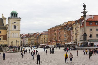 Varşova Kraliyet Kalesi 'nin yanındaki Castle Square, Sigismund Sütunu, Varşova, Polonya
