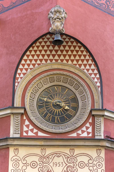 Relógio na casa de aluguel Simonettich na esquina da praça da cidade velha, Varsóvia, Polônia — Fotografia de Stock