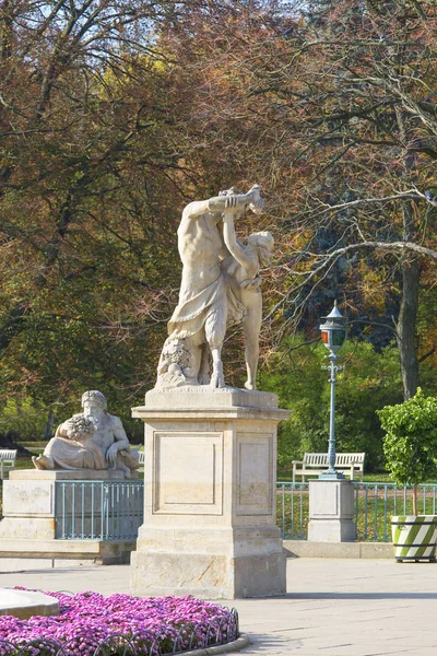 Palacio en la Isla, Baños Palacio, palacio clasicista en Varsovia RoRoyal Baths Park, escultura en frente del edificio, Varsovia, Polonia — Foto de Stock