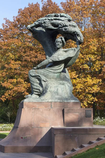 Chopin-Statue, polnischer Komponist und virtuose Pianistin, Warschauer Bäderpark, lazienki warszawskie, Warschau, Polen — Stockfoto