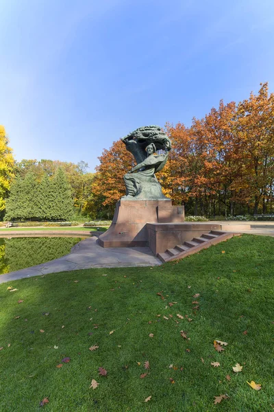 Estatua de Chopin, compositor polaco y virtuoso pianista, Parque de los Baños Reales de Varsovia, Lazienki Warszawskie, Varsovia, Polonia — Foto de Stock