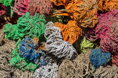 Kızıldeniz 'den gelen renkli deniz yosunları, Mısır' da sokak pazarında dekoratif toplara dönüşmüş deniz yosunları.