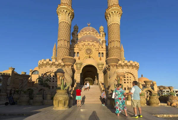 Al Mustafa Moschee, ein großer islamischer Tempel im Stadtzentrum, Scharm el Scheich, Ägypten — Stockfoto