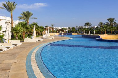 Kızıl Deniz 'deki lüks tatil köyü, otel ve yüzme havuzu, tipik Arap mimarisi, Sharm el Sheikh, Mısır