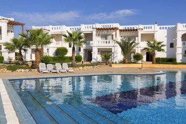 Sharm El Sheikh, Mısır - 18 Kasım 2019: Kızıl Deniz üzerindeki lüks tatil beldesi, otel ve yüzme havuzu, tipik Arap mimarisi