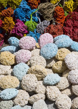 Renkli doğal sünger taşları Mısır 'daki sokak pazarında deniz yosunlarını kuruttu.