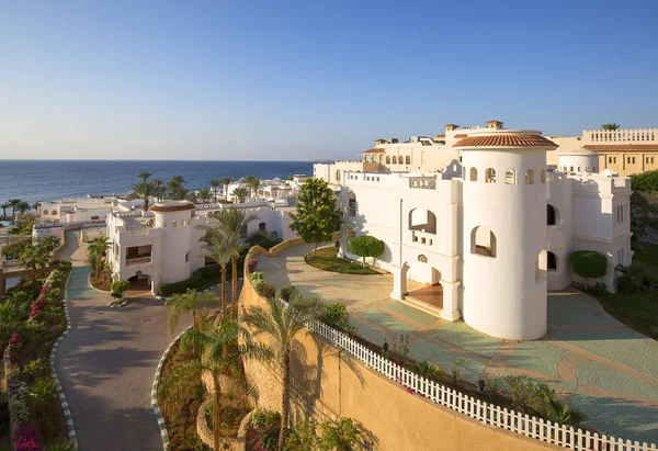 Luxusresort am Roten Meer, Hotel und Swimmingpool, typisch arabische Architektur, Sharm el Sheikh, Ägypten — Stockfoto