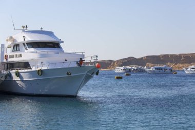 Turist gemileri için liman ve dalış tekneleri Kızıl Deniz 'in mercan kayalıklarında, Sharm el Sheikh, Mısır