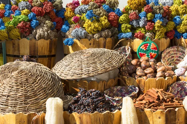 Кольорові сухі морські водорості кориця, спеції і більше на стенді на вулиці базар в Єгипті. — стокове фото