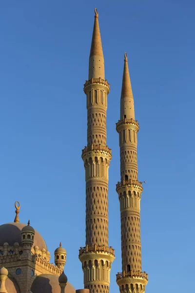 Meczet Al Mustafa, duża świątynia islamska w centrum miasta. Slim minaret towers, Sharm el Sheikh, Egipt — Zdjęcie stockowe
