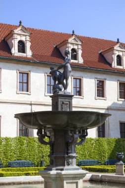 Wallenstein Sarayı, 17. yüzyıl barok tarzı bina, avluda heykel, Prag, Çek Cumhuriyeti