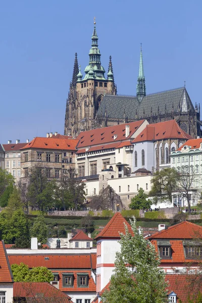 Widok na Hradcany, królewską dzielnicę miasta z katedrą św. Wita i Zamkiem Praskim, Praga, Czechy — Zdjęcie stockowe