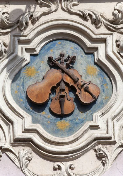 Relief on facade of old building, Ház Under three violins, Neruda Street, Prága, Csehország — Stock Fotó