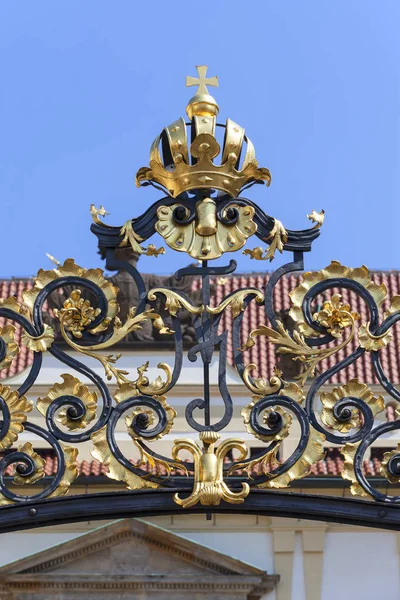 Prágai vár, Hradcany, dekoratív fém kerítés, Prága, Csehország — Stock Fotó