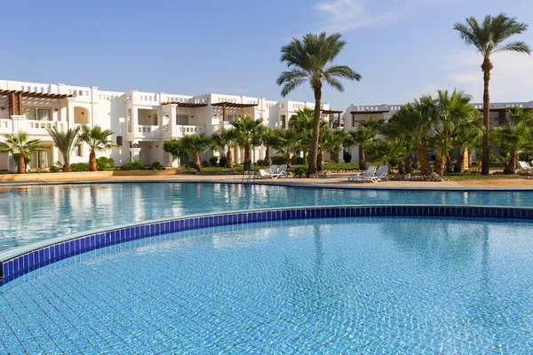 Luxusresort am Roten Meer, Hotel und Swimmingpool, typisch arabische Architektur, Sharm el Sheikh, Ägypten — Stockfoto