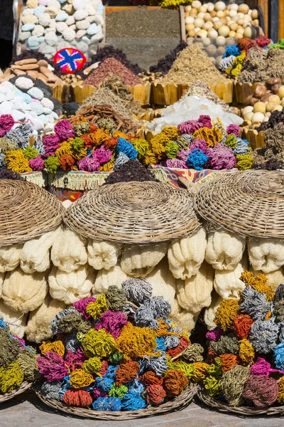 Barevné přírodní pemzy kameny a sušené mořské řasy na stánku na pouličním bazaru v Egyptě — Stock fotografie