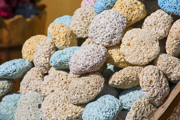 Кольорові природні камні на підставці на вулиці базар в Егіпті. — стокове фото