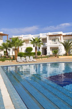 Kızıl Deniz 'deki lüks tatil köyü, otel ve yüzme havuzu, tipik Arap mimarisi, Sharm el Sheikh, Mısır