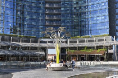 Modern camlı ofis binası, iş bölgesi, Porta Nuova, Piazza Gae Aulenti, Milan, İtalya.