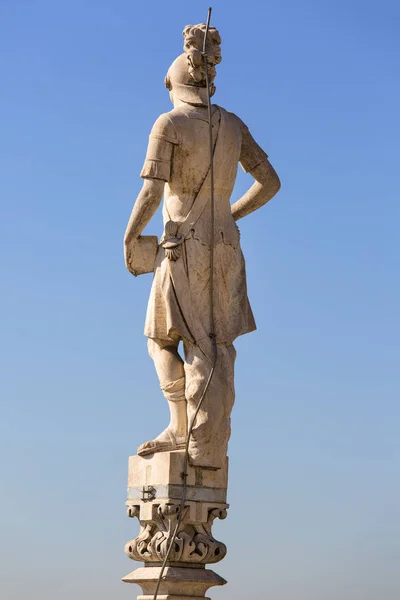 Mailänder Dom (duomo di milano), gotische Kirche, Statue mit Blitzableiter auf der Spitze, Mailand, Italien. — Stockfoto