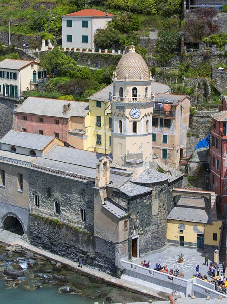 Vista à beira-mar e casas típicas em pequena aldeia, Vernazza, Cinque Terre, Itália — Fotografia de Stock