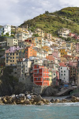 Küçük bir köy, Riomaggiore, Cinque Terre, İtalya'da sahil ve tipik renkli evlerin manzarası
