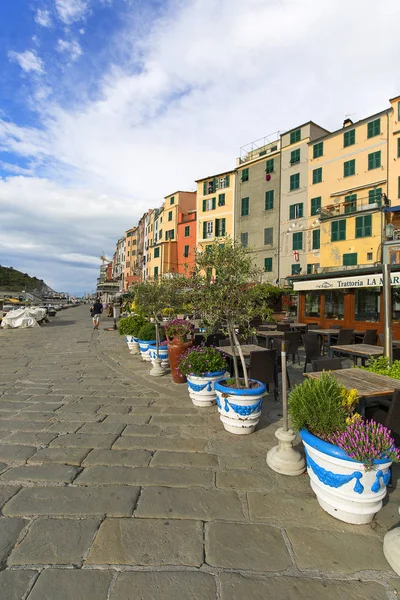 Kilátás tipikus színes házakra, Riviera di Levante, Porto Venere, Cinque Terre, Olaszország — Stock Fotó