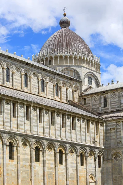 Pohled na chrám v Pise, slunný den, Piazza del Duomo, Pisa, Itálie — Stock fotografie