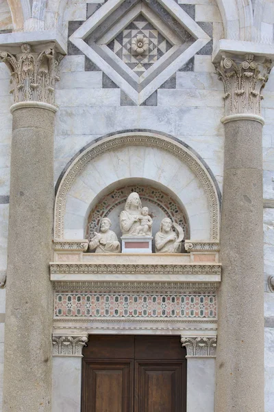 Пизанская башня; Пизанская башня, детали фасада, Пиза, Италия — стоковое фото