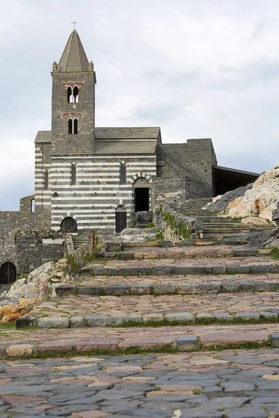 Średniowieczny kościół św Piotra, Portovenere, Cinque Terre; Włochy Zdjęcie Stockowe