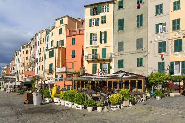 Προβολή τυπικών πολύχρωμων σπιτιών, Riviera di Levante, Porto Venere, Cinque Terre, Ιταλία — Φωτογραφία Αρχείου