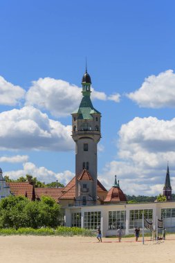 Sopot, Polonya - 6 Haziran 2018: Sopot Deniz Feneri, Polonya Baltık Denizi kıyısında Sopot iskelesinin yanındaki navigasyon levhası