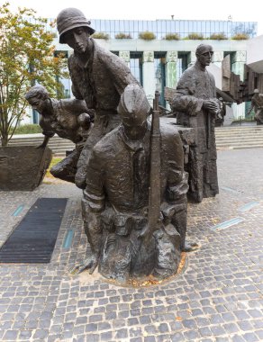 Varşova, Polonya - 17 Ekim 2019: Polonya Yüksek Mahkemesi önündeki Varşova Ayaklanma Anıtı, Krasinski Meydanı