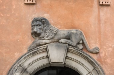 Varşova, Polonya 'daki eski bir apartman dairesinin girişinde taş aslan istirahatı.