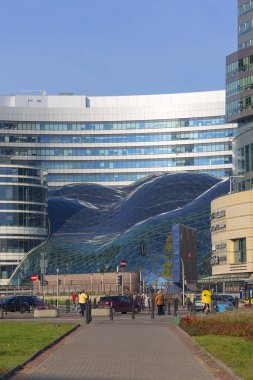 Varşova, Polonya - 19 Ekim 2019: şehrin modern binaları, Altın Teraslar. Merkezde bir ticaret, ofis, alışveriş ve eğlence kompleksi bulunmaktadır. 