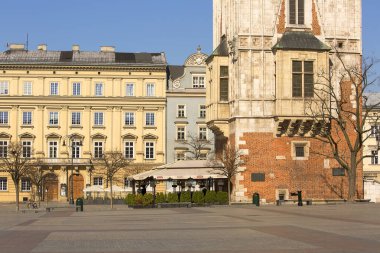 Krakow; Polonya - 24 Mart 2020: Coronavirüs salgını nedeniyle terk edilmiş bir şehir, turist yok, kapalı restoranlar ve dükkanlar. Kapalı durum sınırları