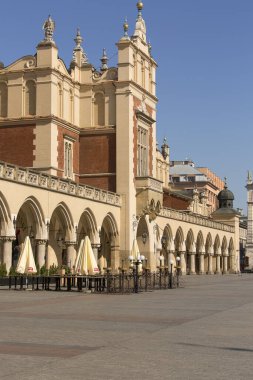 Krakow; Polonya - 24 Mart 2020: Coronavirüs salgını nedeniyle terk edilmiş bir şehir, turist yok, kapalı restoranlar ve dükkanlar. Kapalı durum sınırları
